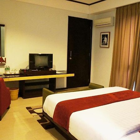 Rumah Nenek Hotel And Restaurant Padang  Exterior foto