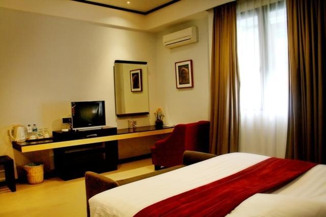 Rumah Nenek Hotel And Restaurant Padang  Quarto foto