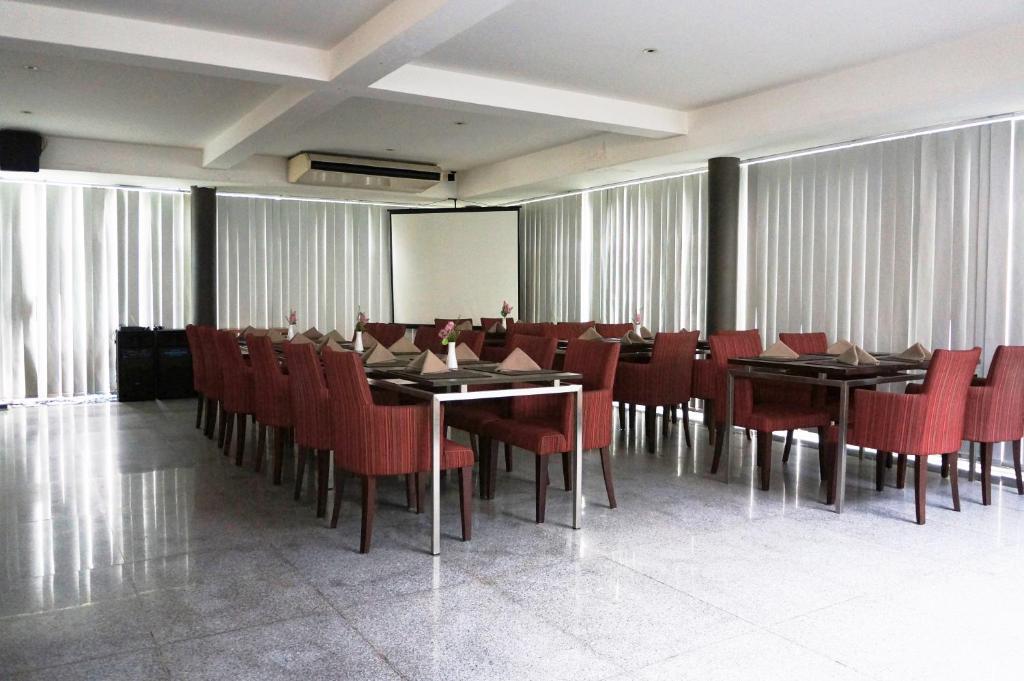 Rumah Nenek Hotel And Restaurant Padang  Exterior foto